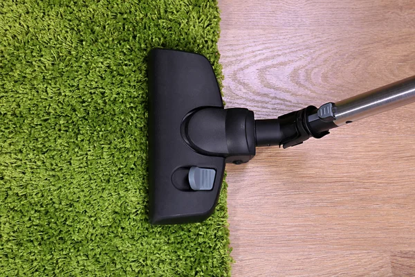 Vacuuming karpet di rumah — Stok Foto