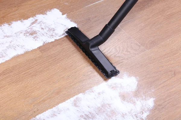 家の中で床を掃除機 — ストック写真