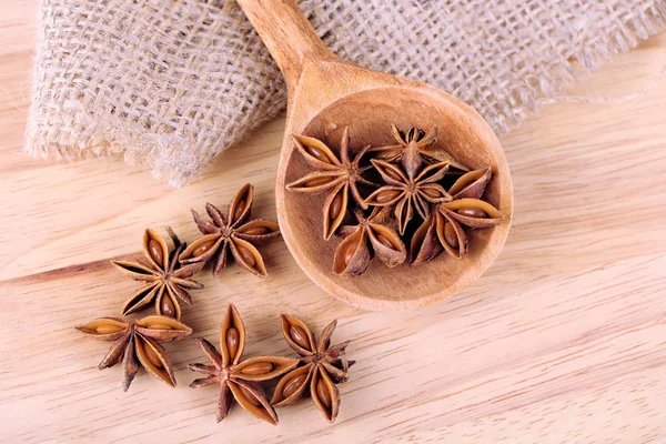 yıldız anason, tahta kaşık, ahşap zemin üzerinde