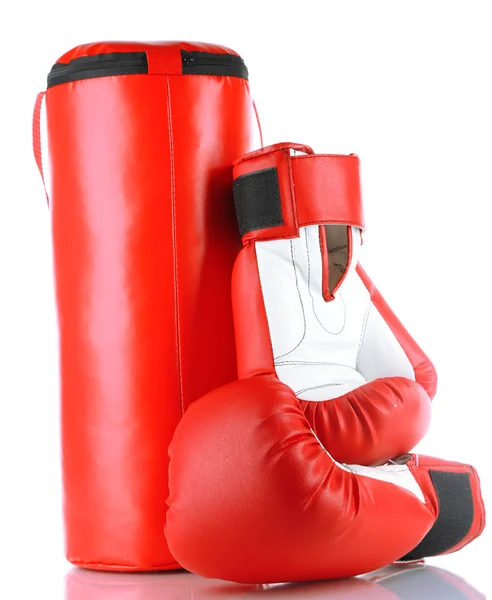 Boxerské rukavice a boxovací pytel, izolované na bílém — Stock fotografie