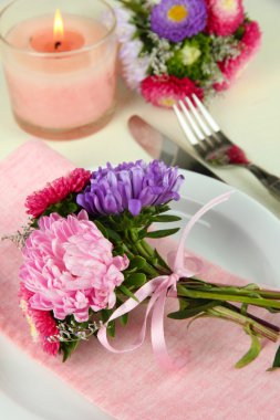 çiçek şenlikli yemek masası ayarı