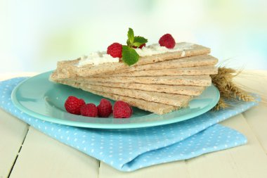 çilek, beyaz masa üstünde ile lezzetli crispbread