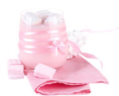 Marshmallow, üzerinde beyaz izole lezzetli yoğurt