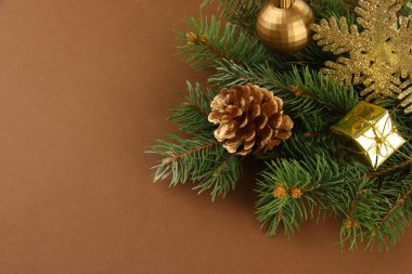 güzel Noel süsleri çam ağacı üzerinde kahverengi zemin üzerinde