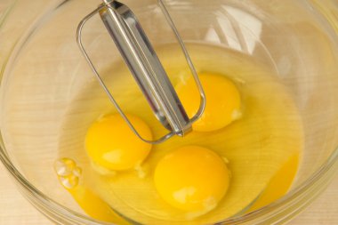 Yemek, yumurta bir kapta elektrikli çırpma teli ile kırbaçlanan, yakın çekim