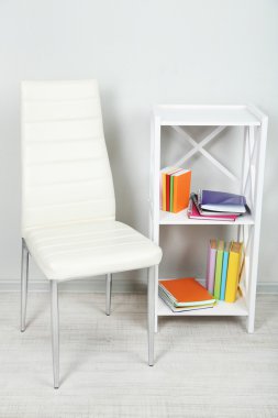 modern renkli sandalye, ahşap stand, duvar fon üzerine kitap ile güzel iç