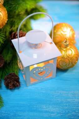 Noel fener, çam ağacı ve süslemeleri üzerinde açık renkli