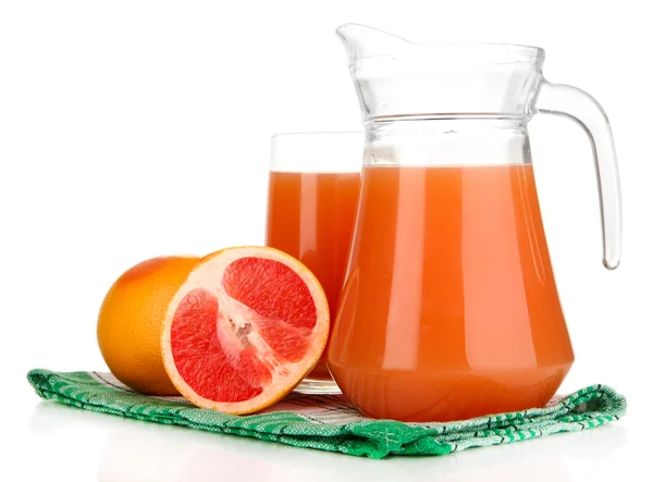 Fullt glas och kanna av grapefruktjuice och grapefrukt isolerad på vit — Stockfoto