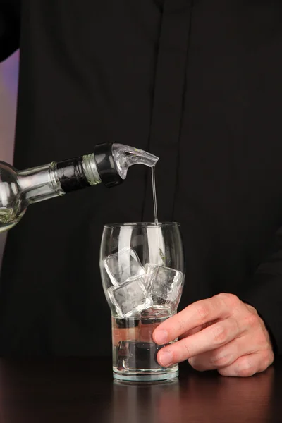 Bartender att göra cocktail på ljus bakgrund, närbild — Stockfoto