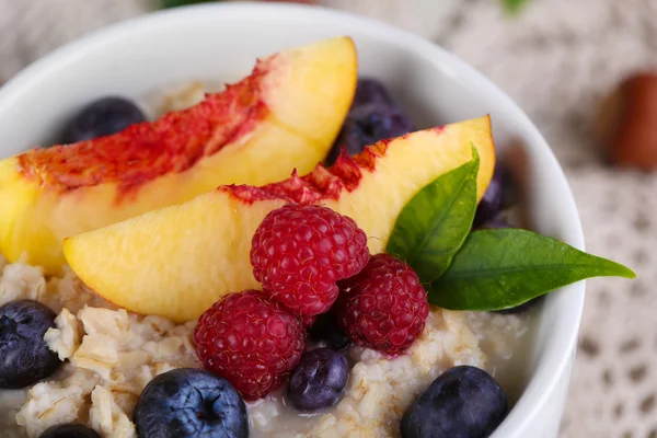 Oatmeal in cup with berries on napkins — ストック写真