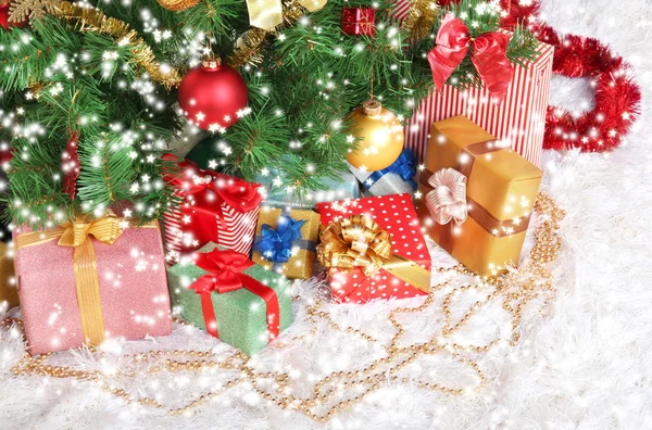 Decorated Christmas tree with gifts close-up — Stock Photo, Image