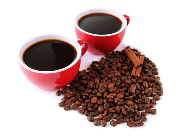 Tazze rosse di caffè forte e chicchi di caffè isolati su bianco — Foto Stock