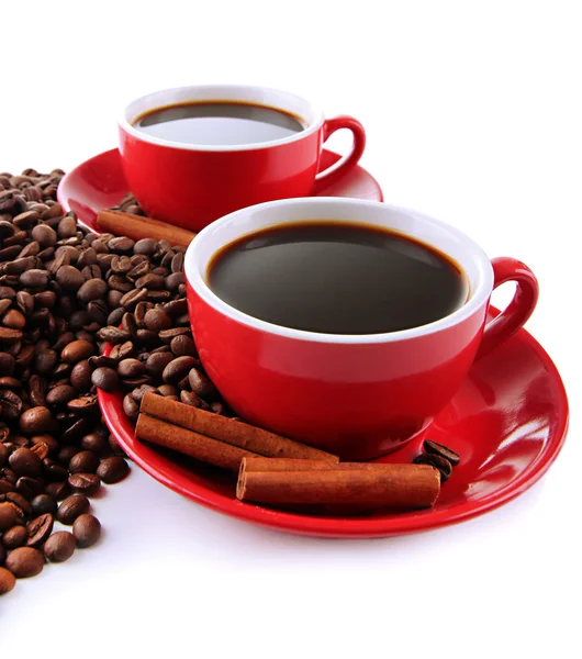 Red cups of strong coffee and coffee beans close up — Stock Photo, Image