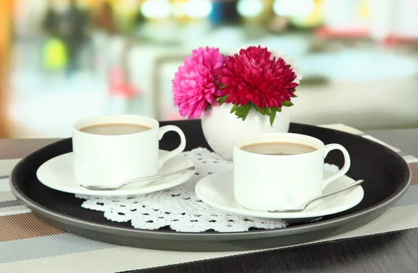 Xícaras de café na bandeja na mesa no café — Fotografia de Stock