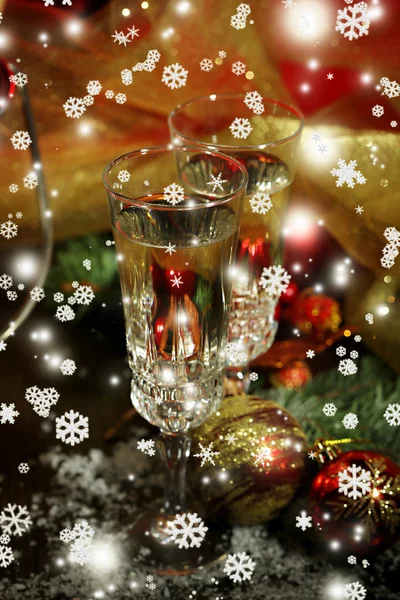 Composición con decoraciones navideñas y dos copas de champán, sobre fondo brillante — Foto de Stock