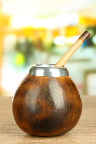 Kalebas en bombilla met yerba mate op houten tafel — Stockfoto