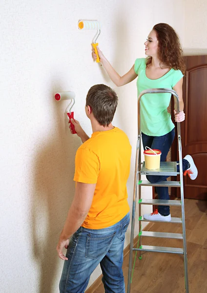 Pareja joven haciendo renovación en casa nueva —  Fotos de Stock