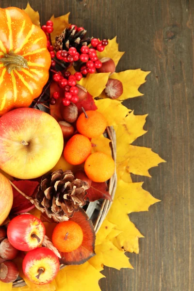 Schöne Herbstkomposition, auf Holzgrund — Stockfoto