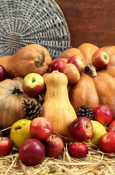 Meyve ve saman ahşap zemin üzerinde pumpkins sonbahar kompozisyon — Stok fotoğraf