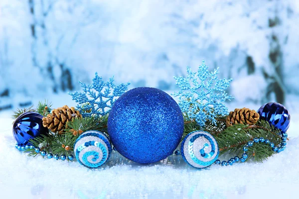 Composizione delle decorazioni natalizie su sfondo leggero invernale — Foto Stock