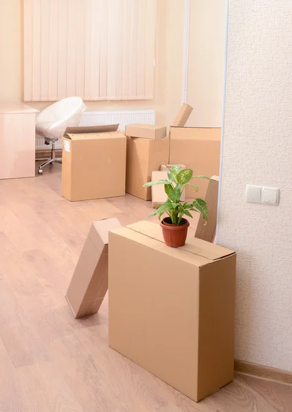 Chambre vide avec pile de cartons : concept de déménagement — Photo