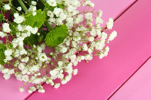 木製の背景に美しい花 — ストック写真