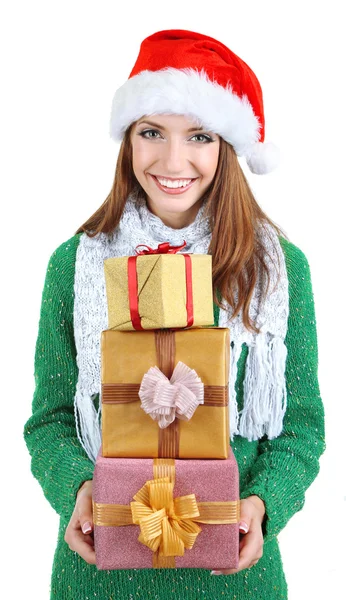 Yeni yıl şapkalı güzel bir kız, beyaza saklanmış hediyelerle. — Stok fotoğraf