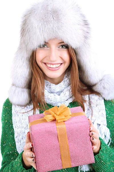 Улыбающаяся девушка в шляпе с подарком на белом — стоковое фото
