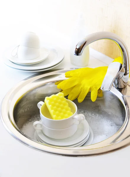 Impilabile di piatti immersi nel lavello della cucina — Foto Stock