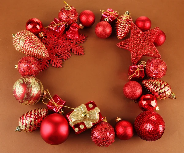 Krásná Vánoční dekorace na hnědé pozadí — Stock fotografie