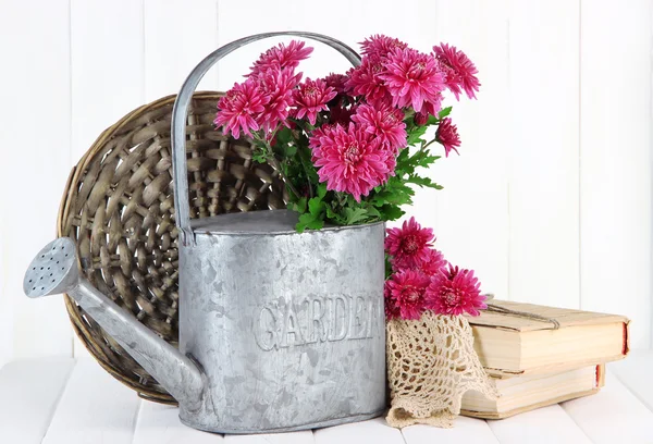 Bouquet de chrysanthème rose en arrosoir sur fond de bois blanc — Photo