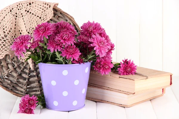 Bukett med rosa krysantemum i hink på vit trä bakgrund — Stockfoto