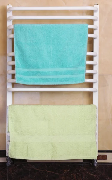 Kleur handdoeken op radiator in badkamer — Stockfoto