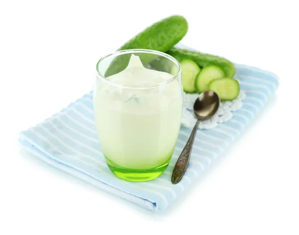 Gurka yoghurt i glas, på färg Servett, isolerad på vit — Stockfoto