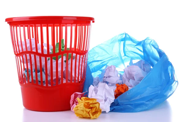 Lixeira e saco de lixo de plástico, isolado em branco — Fotografia de Stock