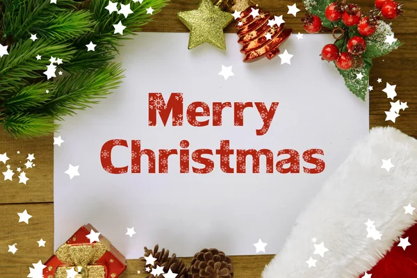 테이블 클로즈업에 크리스마스 모자와 산타 편지 — 스톡 사진