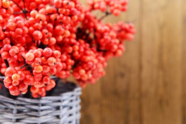 ahşap zemin üzerinde hasır vazo içinde yapay meyveler