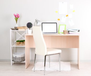 Ev İşyeri dizüstü ile yakın çekim