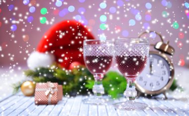 parlak zemin üzerine şarap gözlük ve Noel dekorasyon