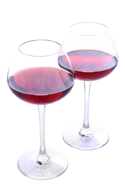 Gafas de vino con vino tinto, aisladas sobre blanco — Foto de Stock