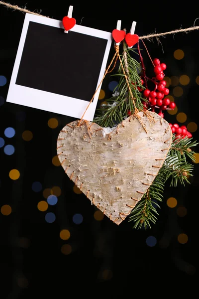 Cuore decorativo e carta fotografica vuota su corda, su sfondo lucido — Foto Stock