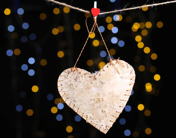 Coeur décoratif sur corde sur fond brillant — Photo