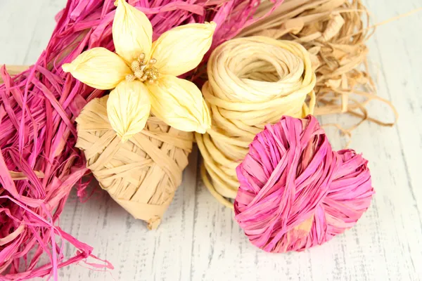 Paja decorativa para hacer a mano, flor y corazón de paja, sobre fondo de madera — Foto de Stock