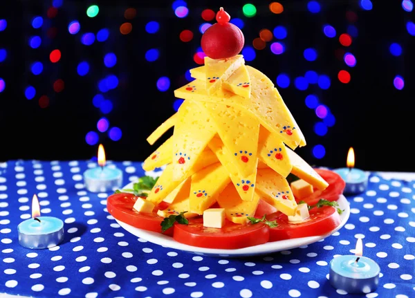 奶酪在深色背景上的桌子上的那棵圣诞树 — 图库照片