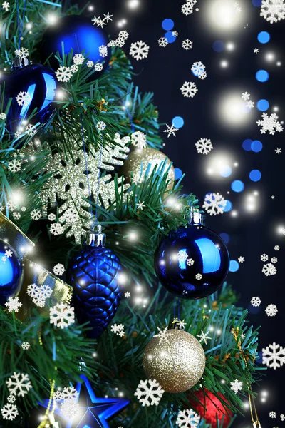 Brinquedos na árvore de Natal no fundo luzes de Natal — Fotografia de Stock