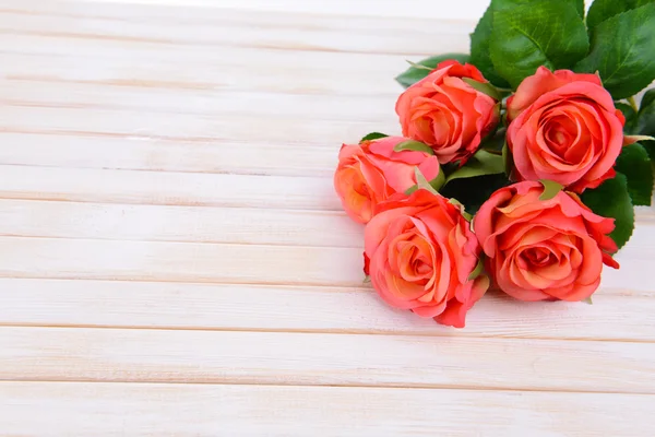 Букет красивых искусственных цветов, на деревянном фоне — стоковое фото