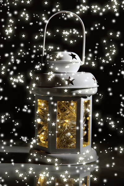 Dekorativní svítící lucerny v noci — Stock fotografie