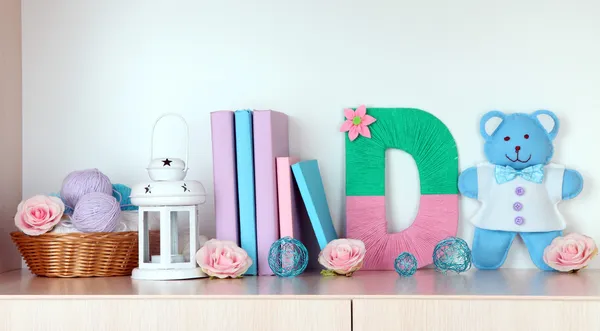 Shelf decorated with handmade knit letter — Stock Photo, Image