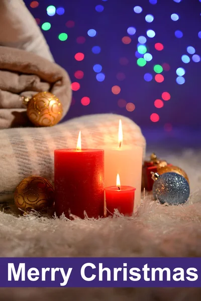 Kareli, mumlar ve parlak zemin üzerine beyaz halı üzerinde Noel süslemeleri ile kompozisyon — Stok fotoğraf