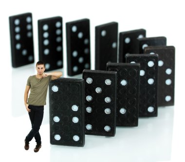 Domino üzerinde beyaz izole genç adamla